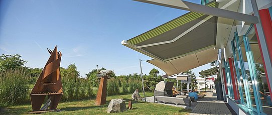Ausstellung Sonnenschutzgarten mit Sonnensegel und Markisen für die exklusive Beschattung