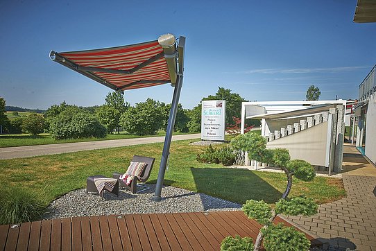 Ausstellung Sonnenschutzgarten mit Sonnensegel und Markisen für die exklusive Beschattung