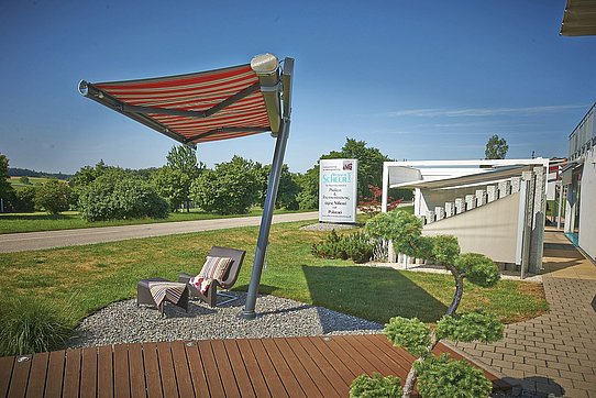 Ausstellung Sonnenschutzgarten mit Sonnensegel und Markisen für die exklusive Beschattung